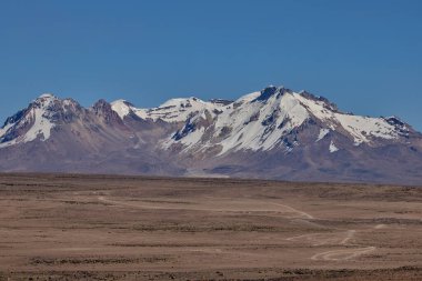 Mirador de Los Andes 'ten, muhteşem Hualca Hualca dağ ufkunun üzerinde yükseliyor. Andean tarihinin ve geleneğinin sessiz devi..
