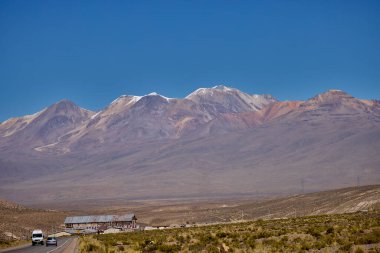 Ebedi zerafetle yükselen kudretli Chachani doğu ufkuna hükmediyor. Arequipas 'ın gökyüzünün ve ruhunun sessiz koruyucusu.