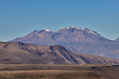 Ebedi zerafetle yükselen kudretli Chachani doğu ufkuna hükmediyor. Arequipas 'ın gökyüzünün ve ruhunun sessiz koruyucusu.