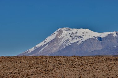 Görkemli ve uzak, Andean dağlarının üzerinden yükselen Ampato volkanı tarihe sessiz bir tanık ve antik sırların koruyucusu.