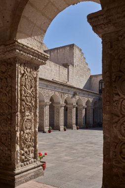 Şirketin manastırı beyaz volkanik silladan oyulmuş zarif koloni mimarisini sergiliyor. Bir zamanlar Cizvit kompleksinin bir parçası olan bu bahçeler artık tarih ve sanatı harmanlıyor..