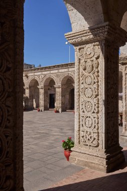 Şirketin manastırı beyaz volkanik silladan oyulmuş zarif koloni mimarisini sergiliyor. Bir zamanlar Cizvit kompleksinin bir parçası olan bu bahçeler artık tarih ve sanatı harmanlıyor..