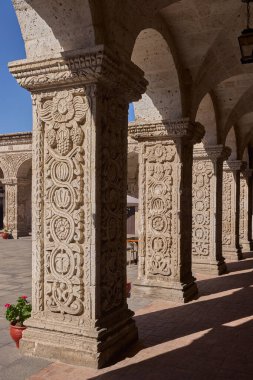 Şirketin manastırı beyaz volkanik silladan oyulmuş zarif koloni mimarisini sergiliyor. Bir zamanlar Cizvit kompleksinin bir parçası olan bu bahçeler artık tarih ve sanatı harmanlıyor..