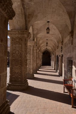 Şirketin manastırı beyaz volkanik silladan oyulmuş zarif koloni mimarisini sergiliyor. Bir zamanlar Cizvit kompleksinin bir parçası olan bu bahçeler artık tarih ve sanatı harmanlıyor..