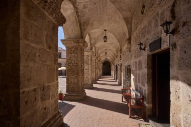 Şirketin manastırı beyaz volkanik silladan oyulmuş zarif koloni mimarisini sergiliyor. Bir zamanlar Cizvit kompleksinin bir parçası olan bu bahçeler artık tarih ve sanatı harmanlıyor..