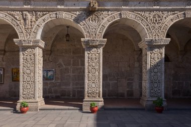 Şirketin manastırı beyaz volkanik silladan oyulmuş zarif koloni mimarisini sergiliyor. Bir zamanlar Cizvit kompleksinin bir parçası olan bu bahçeler artık tarih ve sanatı harmanlıyor..