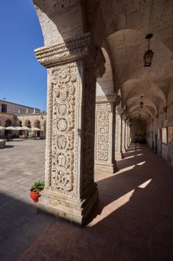 Şirketin manastırı beyaz volkanik silladan oyulmuş zarif koloni mimarisini sergiliyor. Bir zamanlar Cizvit kompleksinin bir parçası olan bu bahçeler artık tarih ve sanatı harmanlıyor..