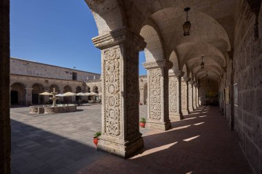 Şirketin manastırı beyaz volkanik silladan oyulmuş zarif koloni mimarisini sergiliyor. Bir zamanlar Cizvit kompleksinin bir parçası olan bu bahçeler artık tarih ve sanatı harmanlıyor..