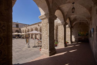 Şirketin manastırı beyaz volkanik silladan oyulmuş zarif koloni mimarisini sergiliyor. Bir zamanlar Cizvit kompleksinin bir parçası olan bu bahçeler artık tarih ve sanatı harmanlıyor..