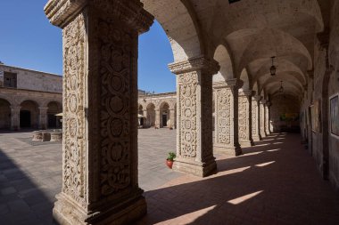 Şirketin manastırı beyaz volkanik silladan oyulmuş zarif koloni mimarisini sergiliyor. Bir zamanlar Cizvit kompleksinin bir parçası olan bu bahçeler artık tarih ve sanatı harmanlıyor..