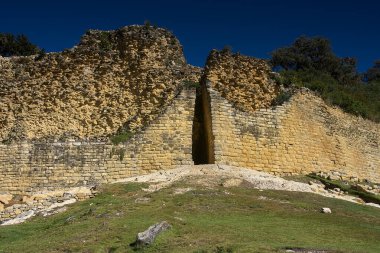 Bulut ormanının üzerinde yükselen Kuelap, Chachapoya medeniyetinin gökteki gizli kalesinin gücü ve gizeminin sessiz bir kanıtı olarak duruyor..
