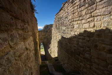 Bulut ormanının üzerinde yükselen Kuelap, Chachapoya medeniyetinin gökteki gizli kalesinin gücü ve gizeminin sessiz bir kanıtı olarak duruyor..