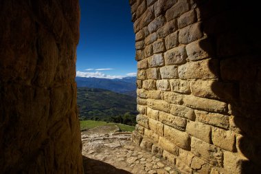 Bulut ormanının üzerinde yükselen Kuelap, Chachapoya medeniyetinin gökteki gizli kalesinin gücü ve gizeminin sessiz bir kanıtı olarak duruyor..