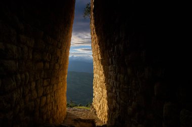 Bulut ormanının üzerinde yükselen Kuelap, Chachapoya medeniyetinin gökteki gizli kalesinin gücü ve gizeminin sessiz bir kanıtı olarak duruyor..