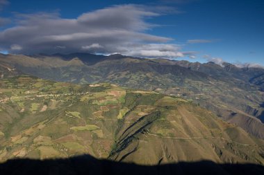 Peru, Amazonas 'taki Kuelap kalesi yakınlarındaki Andes' in altında teraslı tarlalar ve yamalı tarım arazileri var. Nesiller boyu yerel çiftçiler bu manzarayı şekillendirdi..