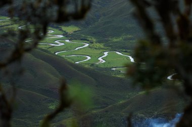 Amazonas 'taki Huaylla Beln Vadisi geniş ve nefes kesici. Peru, And Dağları' nın ve gökyüzünün sessiz bir uyum içinde buluştuğu otlakların ve suların yumuşak kıvrımlarında açılır..