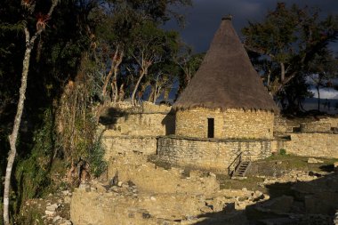 Kuelap, Chachapoya halkının kalıcı mirasını gözler önüne seriyor. Bulutlarda bir kale, tarihin ve doğanın gizemli bir uyum içinde buluştuğu yer..