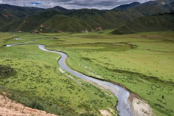 Amazonas 'taki Huaylla Beln Vadisi geniş ve nefes kesici. Peru, And Dağları' nın ve gökyüzünün sessiz bir uyum içinde buluştuğu otlakların ve suların yumuşak kıvrımlarında açılır..