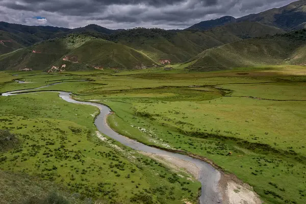 Amazonas 'taki Huaylla Beln Vadisi geniş ve nefes kesici. Peru, And Dağları' nın ve gökyüzünün sessiz bir uyum içinde buluştuğu otlakların ve suların yumuşak kıvrımlarında açılır..