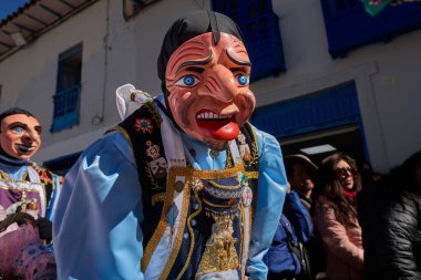 Vahşi, saygısız ve durdurulamaz Maqtas, Paucartambos Virgen del Carmen kutlamalarını korkusuz enerji ve yaramaz ruhla patlattı..
