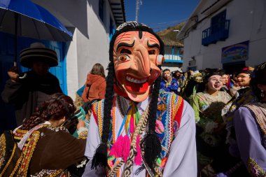 Vahşi, saygısız ve durdurulamaz Maqtas, Paucartambos Virgen del Carmen kutlamalarını korkusuz enerji ve yaramaz ruhla patlattı..