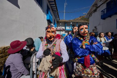 Vahşi, saygısız ve durdurulamaz Maqtas, Paucartambos Virgen del Carmen kutlamalarını korkusuz enerji ve yaramaz ruhla patlattı..
