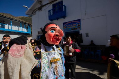 Vahşi, saygısız ve durdurulamaz Maqtas, Paucartambos Virgen del Carmen kutlamalarını korkusuz enerji ve yaramaz ruhla patlattı..