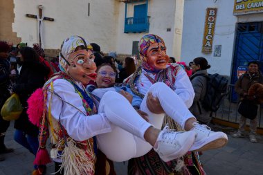 Vahşi, saygısız ve durdurulamaz Maqtas, Paucartambos Virgen del Carmen kutlamalarını korkusuz enerji ve yaramaz ruhla patlattı..