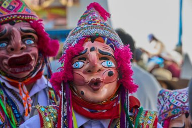 Vahşi, saygısız ve durdurulamaz Maqtas, Paucartambos Virgen del Carmen kutlamalarını korkusuz enerji ve yaramaz ruhla patlattı..