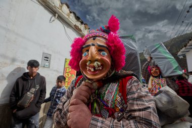 Vahşi, saygısız ve durdurulamaz Maqtas, Paucartambos Virgen del Carmen kutlamalarını korkusuz enerji ve yaramaz ruhla patlattı..