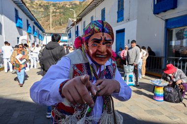 Vahşi, saygısız ve durdurulamaz Maqtas, Paucartambos Virgen del Carmen kutlamalarını korkusuz enerji ve yaramaz ruhla patlattı..