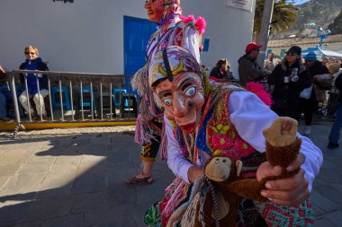 Vahşi, saygısız ve durdurulamaz Maqtas, Paucartambos Virgen del Carmen kutlamalarını korkusuz enerji ve yaramaz ruhla patlattı..