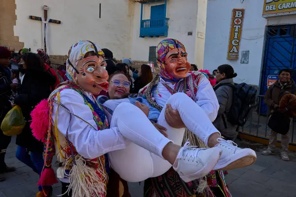 Vahşi, saygısız ve durdurulamaz Maqtas, Paucartambos Virgen del Carmen kutlamalarını korkusuz enerji ve yaramaz ruhla patlattı..