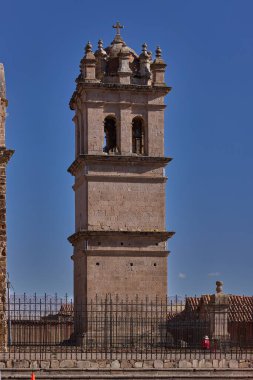 Sessiz bir ihtişamla yükselen Lampas Pembe Şehir Katedrali Andean ruhuyla barok zarafeti harmanlıyor. Punos dağlarının ebedi mücevheri.