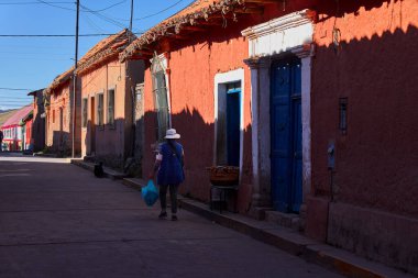 Lampas sokakları seni her boyalı duvar ve kaldırım taşı basamağında zamanda gezinmeye davet ediyor..