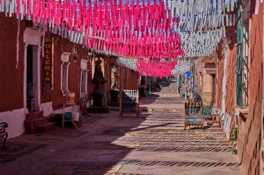Lampas sokakları seni her boyalı duvar ve kaldırım taşı basamağında zamanda gezinmeye davet ediyor..