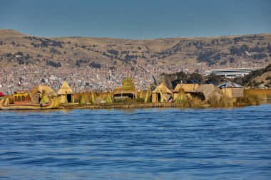 Uros Adaları, Peru ve Bolivya sınırında yer alan Titicaca Gölü üzerinde yüzen yapay adalardan oluşan bir gruptur. Adalar Uros insanlarına ev sahipliği yapıyor. Puno Peru