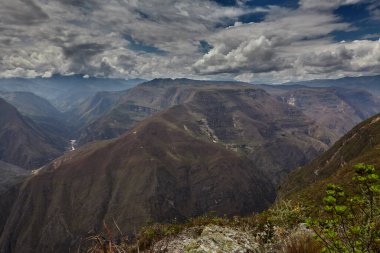 Huancas Urco 'dan And' lar altın ve gölge dalgaları halinde kanyondan süzülen güneş ışığı ve karanın nefes kesici bir senfonisi..