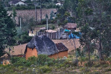 And Dağları 'nda, Huancas dağ hayatının temposunu koruyor kaldırımlı sokaklar, kerpiç duvarları ve geniş ufukların Chachapoyas ruhu hakkında hikayeler anlattığı yer.
