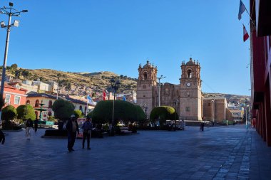 Punos 'un tarihi kalbinde, sömürge cephesinde, hareketli plazalarda ve And ruhu Titicaca Gölü kıyılarında bir duvar halısı örer.
