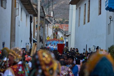La Virgen del Carmen 'in resmi alayı Paucartambo' daki kiliseden, sadık dindarlar, müzik ve asırlık geleneklerle çevrelenmiş bir şekilde ortaya çıkar.