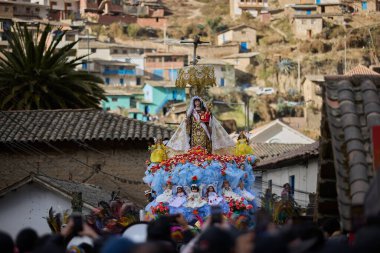 La Virgen del Carmen 'in resmi alayı Paucartambo' daki kiliseden, sadık dindarlar, müzik ve asırlık geleneklerle çevrelenmiş bir şekilde ortaya çıkar.