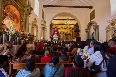 La Virgen del Carmen 'in resmi alayı Paucartambo' daki kiliseden, sadık dindarlar, müzik ve asırlık geleneklerle çevrelenmiş bir şekilde ortaya çıkar.