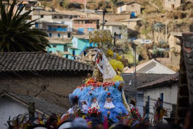 La Virgen del Carmen 'in resmi alayı Paucartambo' daki kiliseden, sadık dindarlar, müzik ve asırlık geleneklerle çevrelenmiş bir şekilde ortaya çıkar.