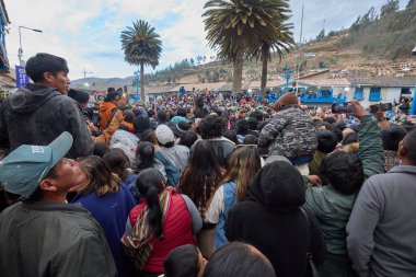 La Virgen del Carmen 'in resmi alayı Paucartambo' daki kiliseden, sadık dindarlar, müzik ve asırlık geleneklerle çevrelenmiş bir şekilde ortaya çıkar.
