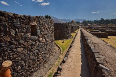 Raqchi 'nin İnka yerleşimi, Wiracocha Tapınağı ve bir zamanlar konut ve depo olarak hizmet veren yüzlerce dairesel taş yapı. Cusco bölgesine yerleştirilmiş..