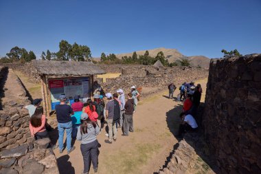 Raqchi 'nin İnka yerleşimi, Wiracocha Tapınağı ve bir zamanlar konut ve depo olarak hizmet veren yüzlerce dairesel taş yapı. Cusco bölgesine yerleştirilmiş..