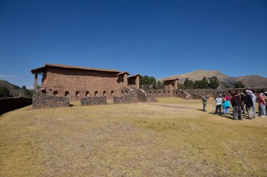 Raqchi 'nin İnka yerleşimi, Wiracocha Tapınağı ve bir zamanlar konut ve depo olarak hizmet veren yüzlerce dairesel taş yapı. Cusco bölgesine yerleştirilmiş..