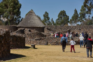 Raqchi 'nin İnka yerleşimi, Wiracocha Tapınağı ve bir zamanlar konut ve depo olarak hizmet veren yüzlerce dairesel taş yapı. Cusco bölgesine yerleştirilmiş..