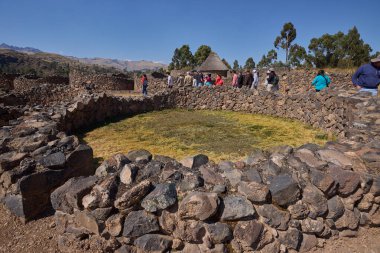 Raqchi 'nin İnka yerleşimi, Wiracocha Tapınağı ve bir zamanlar konut ve depo olarak hizmet veren yüzlerce dairesel taş yapı. Cusco bölgesine yerleştirilmiş..